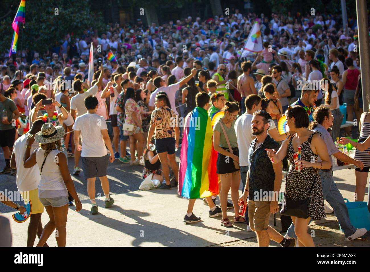 Eine Menge Leute auf einer Straße bei der Pride Month Gay Parade. LGBT-Regenbogenflaggen. Stockfoto