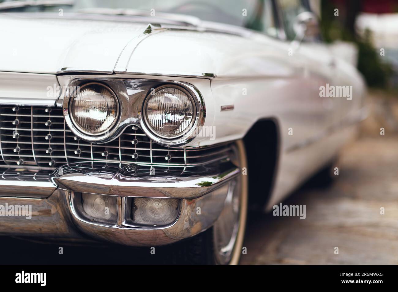Izmir, Türkei - 3. Juni 2023: Nahaufnahme des Scheinwerfers eines weißen 1960 Cadillac beim IZKOD Classic Car Meeting am Buca Pond in Izmir. Stockfoto