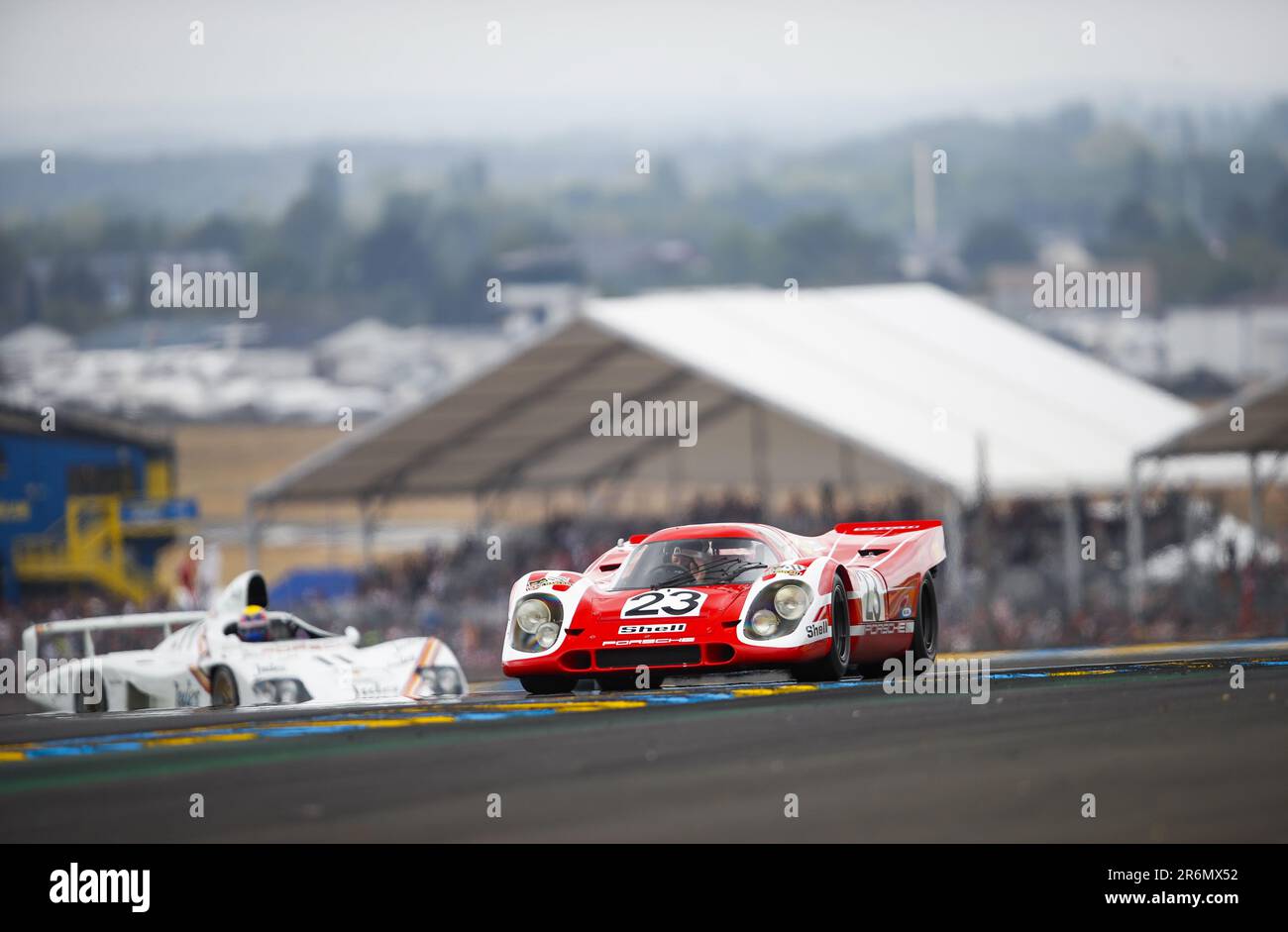 Le Mans, Frankreich. 10. Juni 2023 Porsche 917 K gefahren von Hans Herrmann und Richard Attwood, Gewinner von Le Mans 1970 während der Parade vor den 24 Stunden von Le Mans 2023 auf dem Circuit des 24 Heures du Mans vom 10. Bis 11. Juni 2023 in Le Mans, Frankreich - Foto: Joao Filipe/DPPI/LiveMedia Credit: Unabhängige Fotoagentur/Alamy Live News Stockfoto