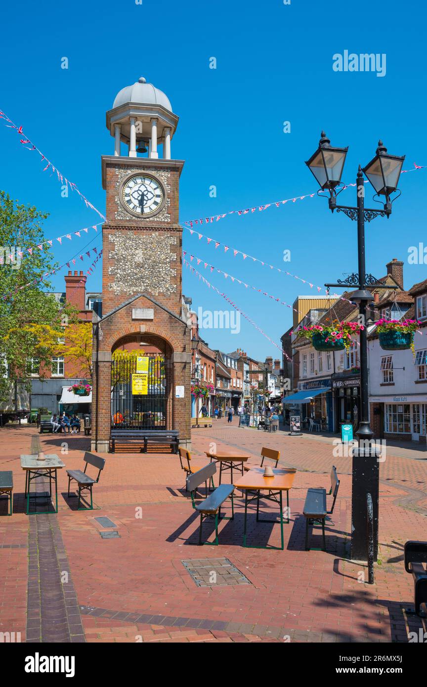 Blick auf Marktplatz und Uhrenturm, Stadtzentrum von Chesham, Buckinghamshire, England, Großbritannien Stockfoto