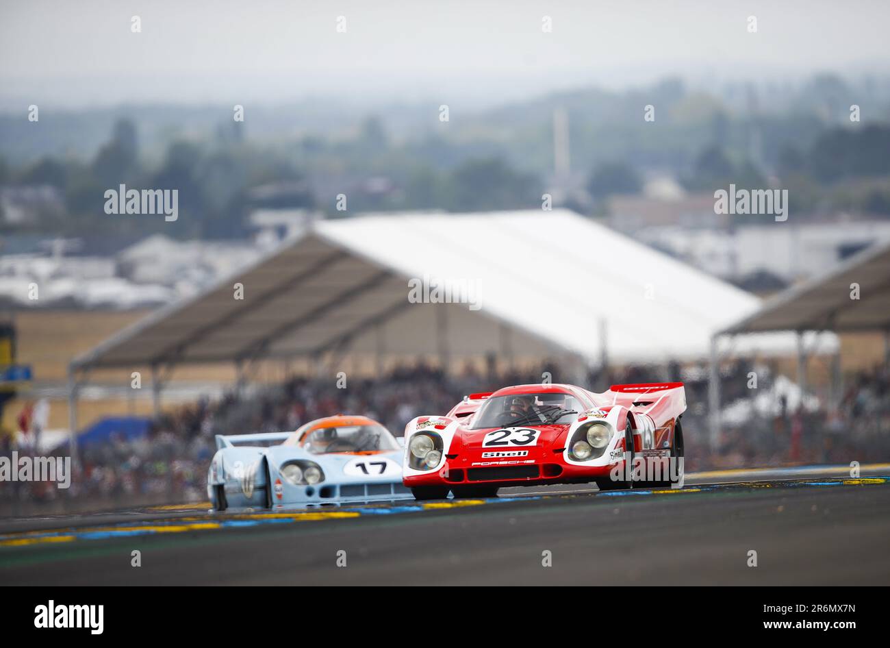 Le Mans, Frankreich. 10. Juni 2023 Porsche 917 K gefahren von Hans Herrmann und Richard Attwood, Gewinner von Le Mans 1970 während der Parade vor den 24 Stunden von Le Mans 2023 auf dem Circuit des 24 Heures du Mans vom 10. Bis 11. Juni 2023 in Le Mans, Frankreich - Foto: Joao Filipe/DPPI/LiveMedia Credit: Unabhängige Fotoagentur/Alamy Live News Stockfoto