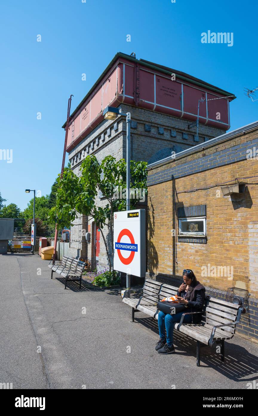 Alter Wasserturm am Bahnhof Rickmansworth Metropolitan Line. Relikte aus der vergangenen Zeit der Dampflokomotiven. Rickmansworth, England, Großbritannien Stockfoto