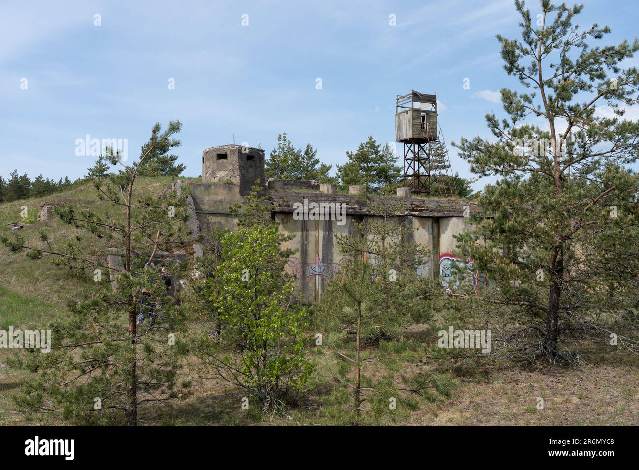 Ein alter verlassener Bunker auf der Insel Saaremaa in Estland Stockfoto