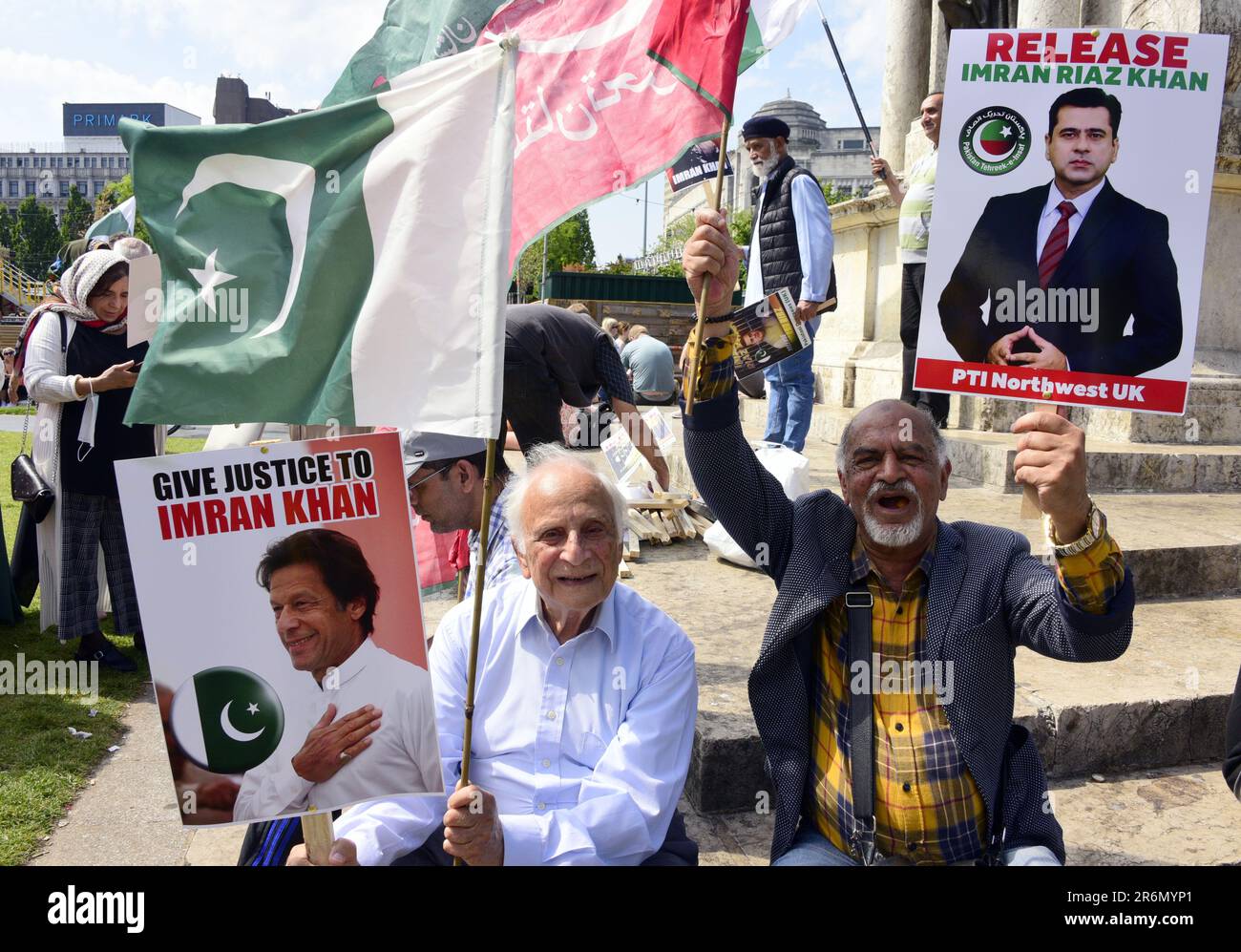 Manchester, Vereinigtes Königreich, 10. Juni 2023. Ein kleiner Protest zur Unterstützung von Imran Khan, dem ehemaligen Premierminister Pakistans, in Piccadilly Gardens, im Zentrum von Manchester, Großbritannien. Khan wurde 2022 als Ministerpräsident Pakinstans vertrieben und am 9. Mai 2023 von paramilitärischen Kräften am Obersten Gerichtshof von Islamabad festgenommen. Seine Verhaftung führte zu Protesten. Am 12. Mai 2023 erklärte das Islamabad High Court die Verhaftung für illegal und ordnete die sofortige Freilassung von Khan an. Khan wurde auf Kaution freigelassen. Kredit: Terry Waller/Alamy Live News Stockfoto