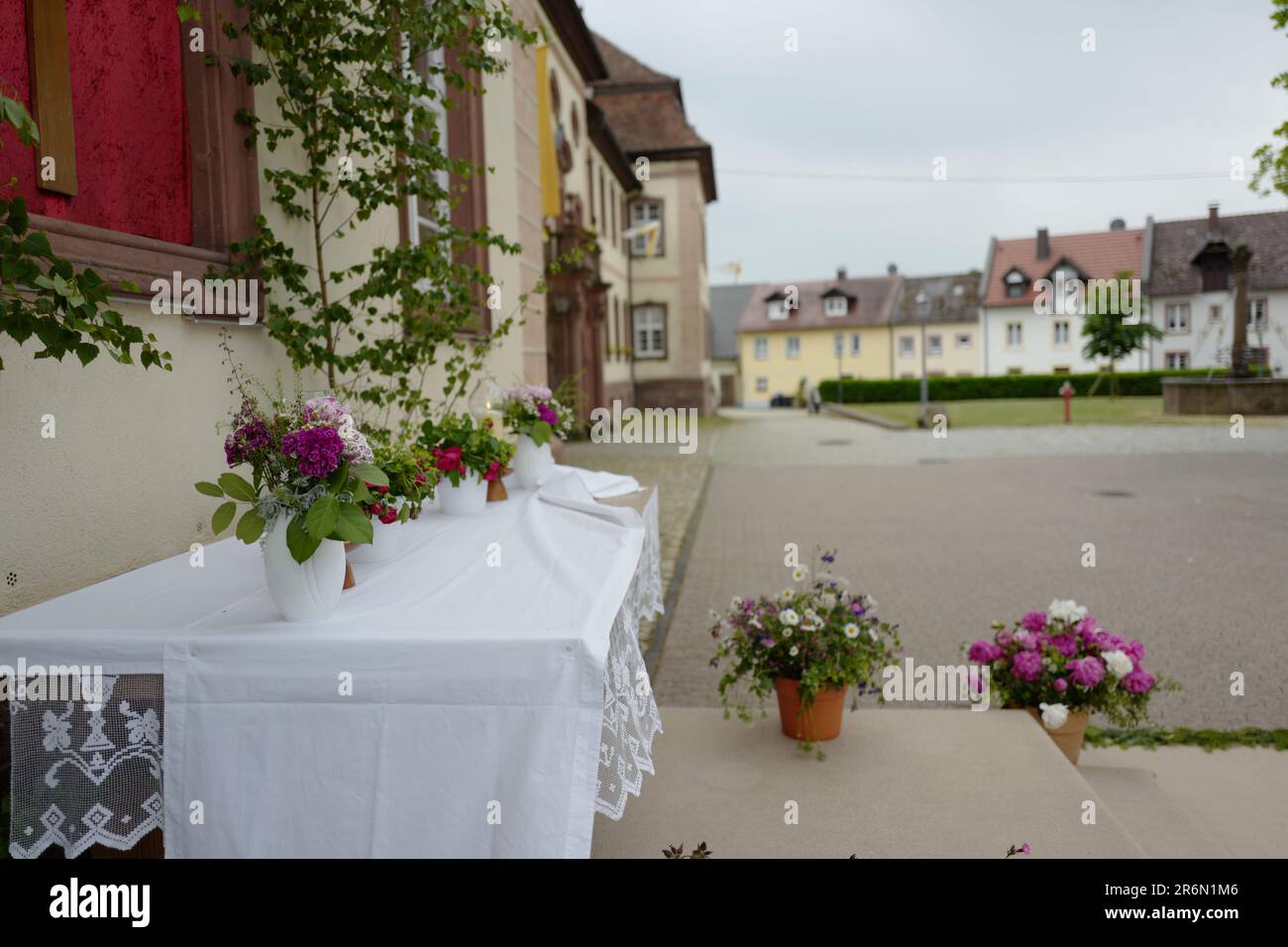 Pfingstdekoration im St. Peter-Kloster in Deutschland Stockfoto