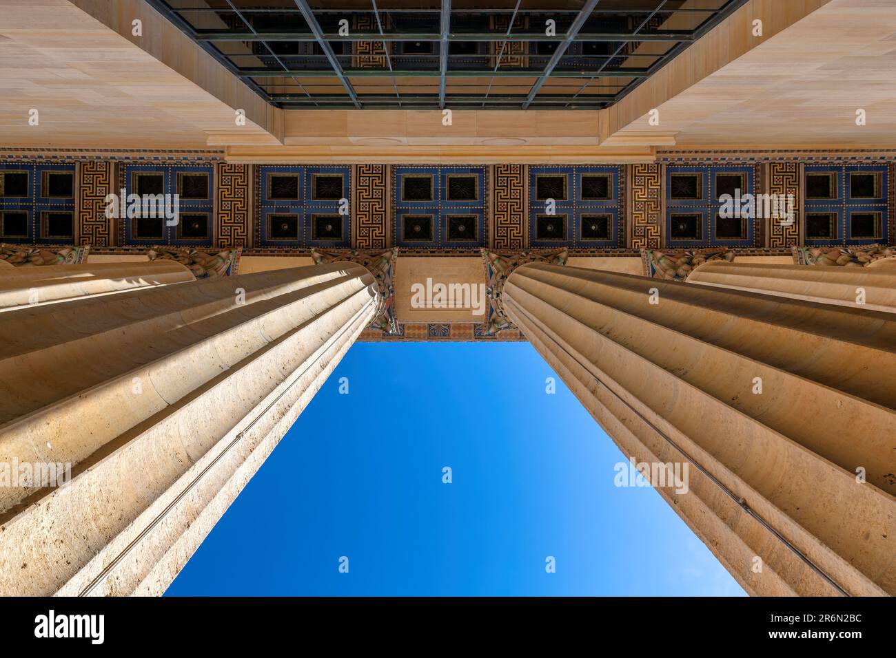 Fassade mit antiken Säulen des alten Gebäudes im Philadelphia Museum of Art, Philadelphia, Pennsylvania. Stockfoto