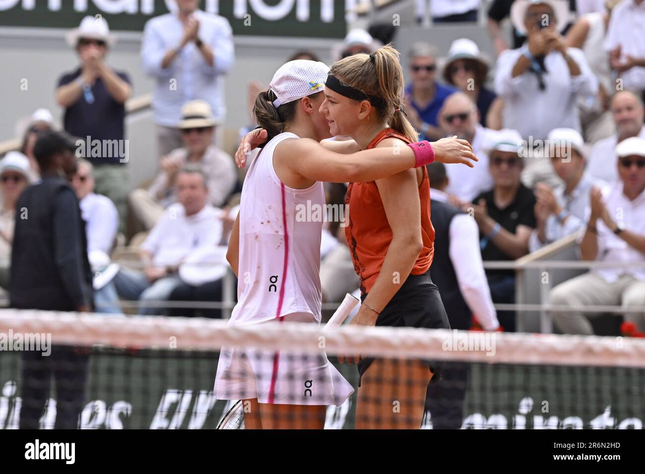 Centre Court Paris Roland Garros Frauen-Paarung Fanreaktion A Clash of Titans: Świątek vs. Jabeur