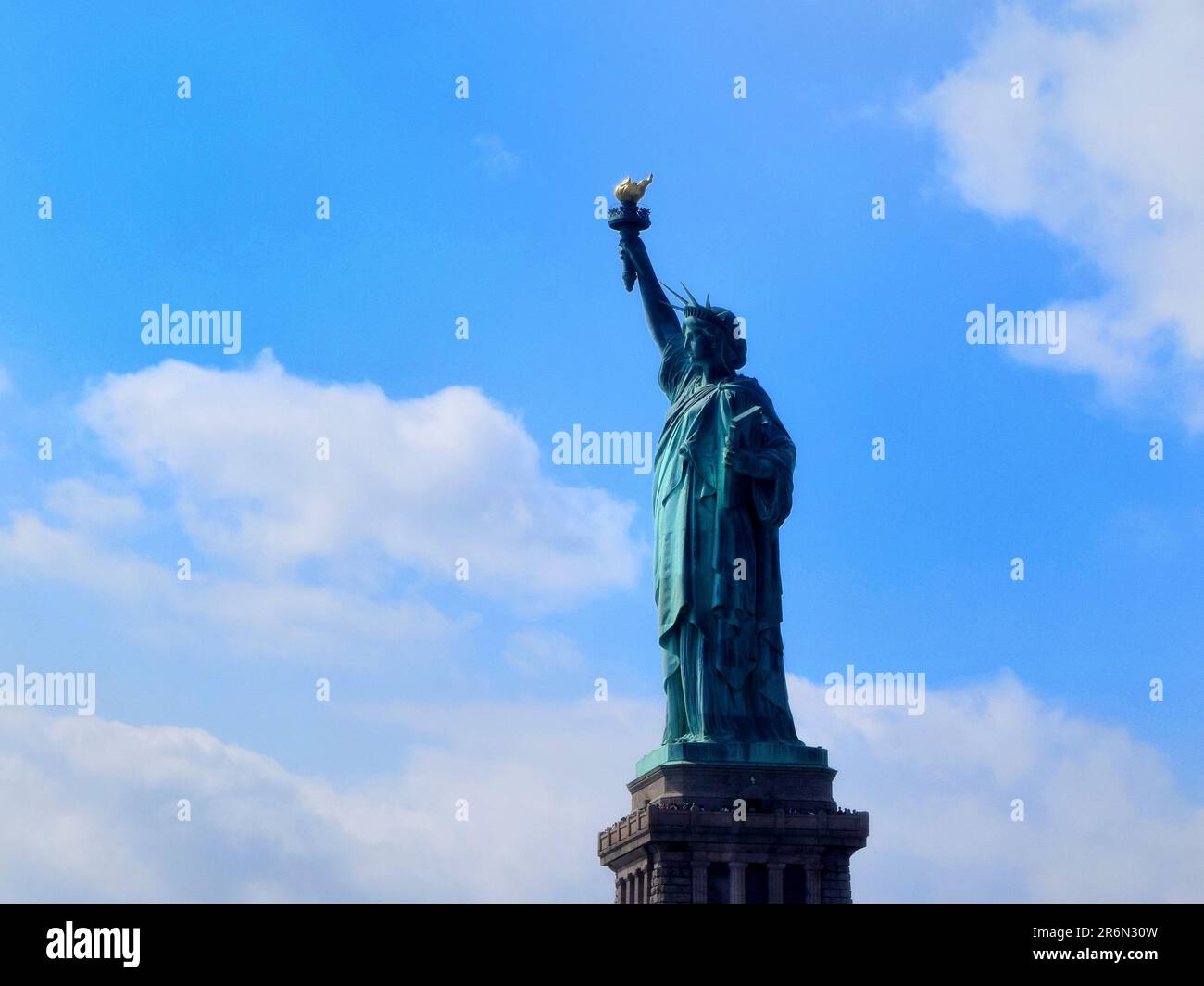 Erkunden Sie den zeitlosen Charme von New York City und die Freiheitsstatue durch fesselnde Fotos, die die pulsierende Energie und Ikone der Stadt enthüllen Stockfoto