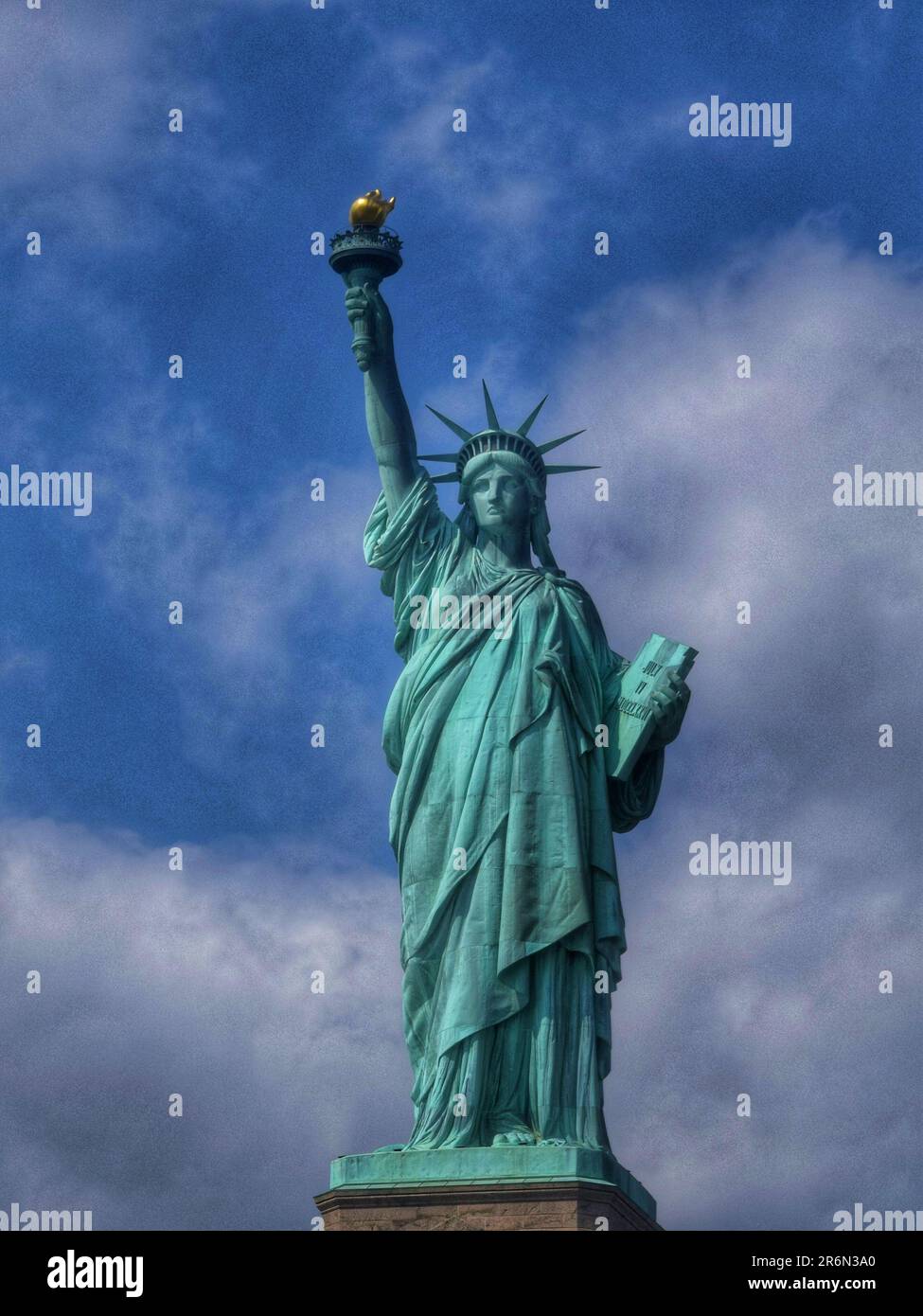 Erkunden Sie den zeitlosen Charme von New York City und die Freiheitsstatue durch fesselnde Fotos, die die pulsierende Energie und Ikone der Stadt enthüllen Stockfoto