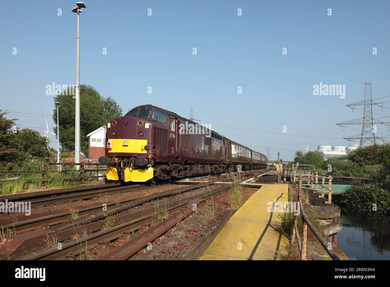 West Coast Railways Klasse 37 loco 37706 an der Rückseite der 1Z68 0732 Cleethorpes nach Morpeth Service über den Stainforth & Keadby Kanal am 10/6/23. Stockfoto
