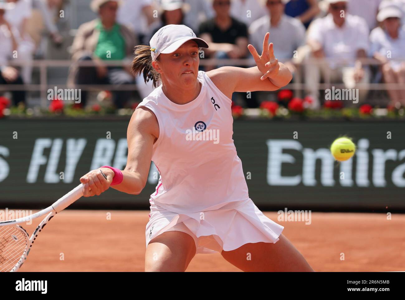 Paris, Frankreich. 10. Juni 2023. Die IGA Swiatek von Polen spielt während des Finalspiels bei den French Tennis Open in Paris am Samstag, den 10. Juni 2023, gegen Karolina Muchova aus der Tschechischen Republik. Swiatek gewann die offenen 6-2, 5-7, 6-4. Foto: Maya Vidon-White/UPI Credit: UPI/Alamy Live News Stockfoto