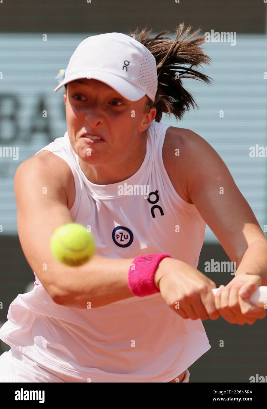 Paris, Frankreich. 10. Juni 2023. Die IGA Swiatek von Polen spielt während des Finalspiels bei den French Tennis Open in Paris am Samstag, den 10. Juni 2023, gegen Karolina Muchova aus der Tschechischen Republik. Swiatek gewann die offenen 6-2, 5-7, 6-4. Foto: Maya Vidon-White/UPI Credit: UPI/Alamy Live News Stockfoto