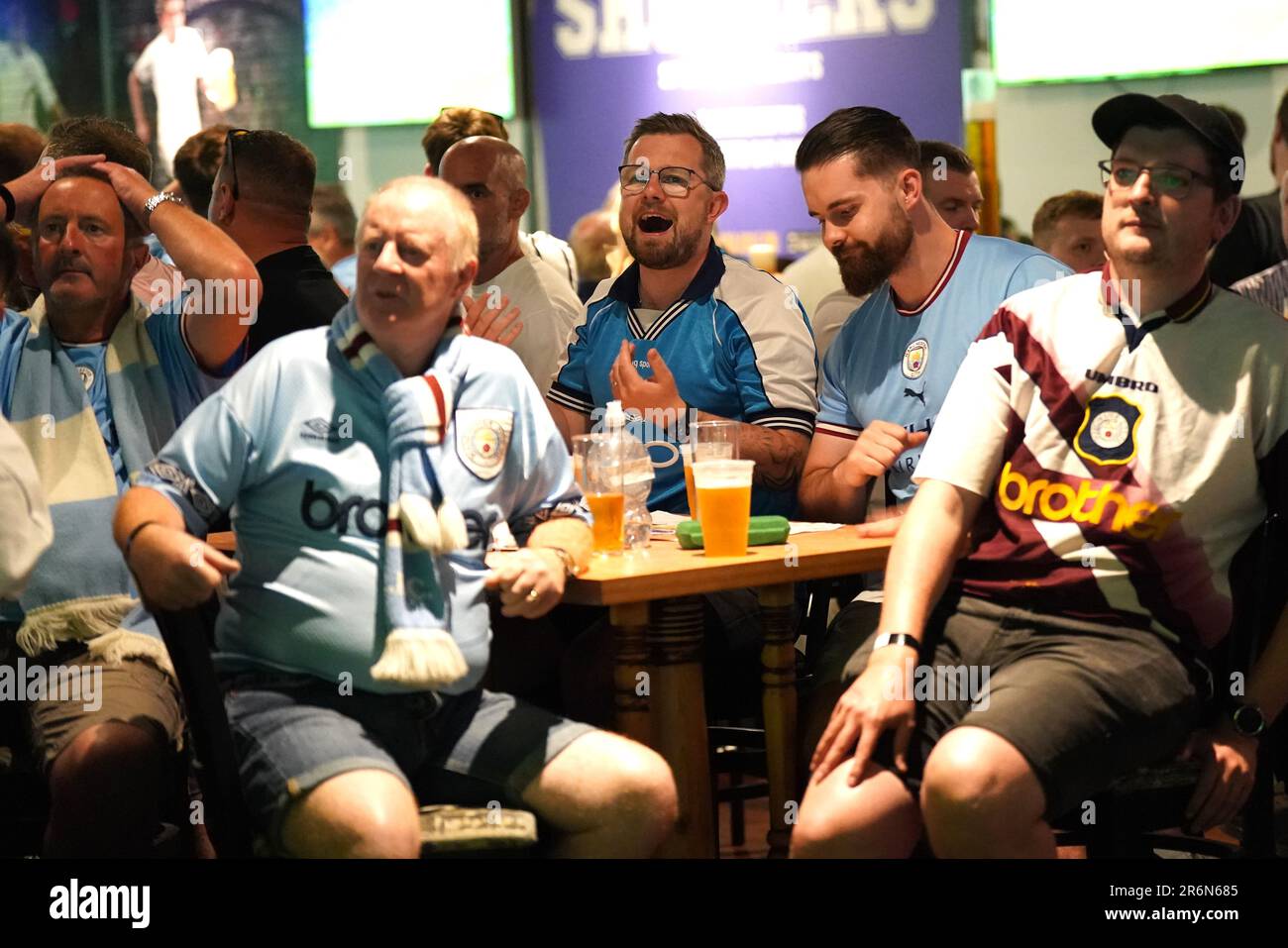 Manchester City-Fans beim Bierkeller Manchester React während einer Vorführung des UEFA Champions League-Finales zwischen Manchester City und Inter Mailand in Istanbul. Foto: Samstag, 10. Juni 2023. Stockfoto