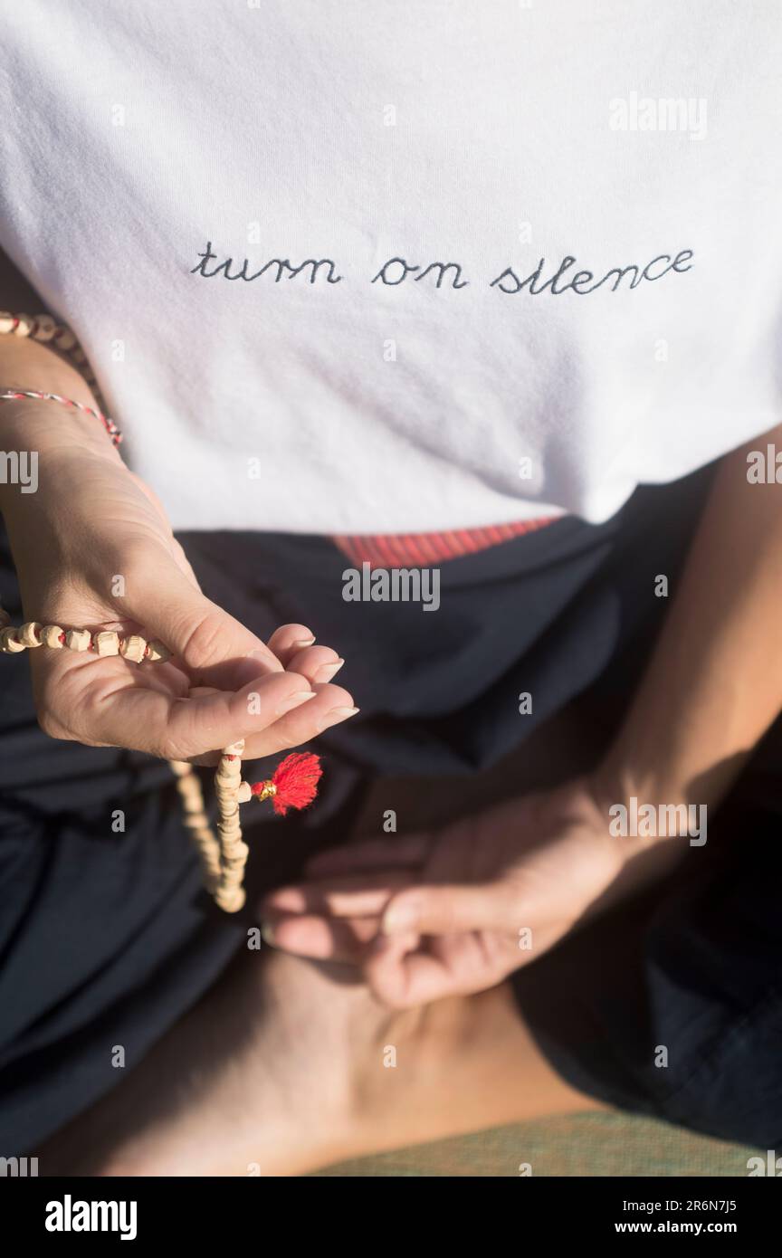 Eine Frau mit Gebetsperlen, Rudraksha, Yoga im Park, hindu Stockfoto