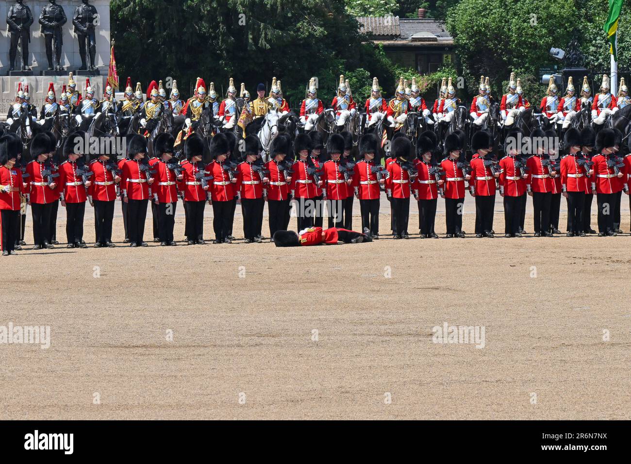 Horse Guards Parade, London, Großbritannien, am 10 2023. Juni. Army Medics besuchen, wie ein Soldat in der extremen Hitze zusammenbricht, während Prinz William, der Prinz von Wales die Regimente der Haushaltsabteilung als RegimentalColonel der walisischen Garde während der Trooping the Colour in Horse Guards Parade, London, Großbritannien am 10 2023. Juni überprüft. Zu den Divisionen der Parade gehören die Fußwächter, die Grenadiergarde, die Coldstream-Garde, die Schotten-Garde, Die irische Garde, die Walisische Garde, mit dem von der Kavallerie montierten Regiment, bestehend aus den Rettungsschwimmern und den Blues und Royals. Kredit: Francis Knight Stockfoto