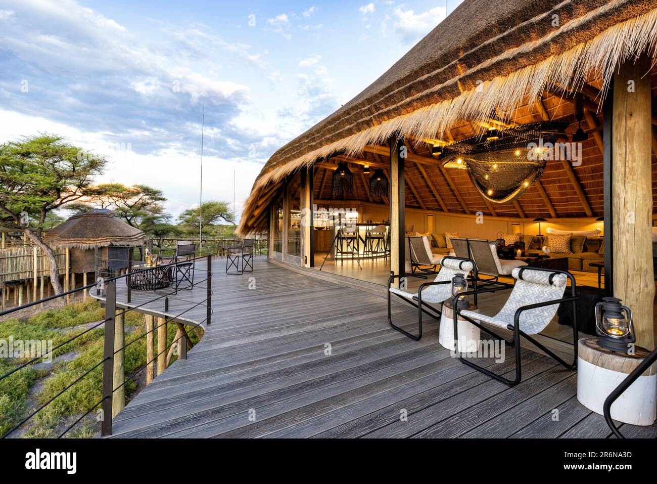 Außenterrasse im Onguma Camp Kala - Onguma Game Reserve, Namibia, Afrika Stockfoto