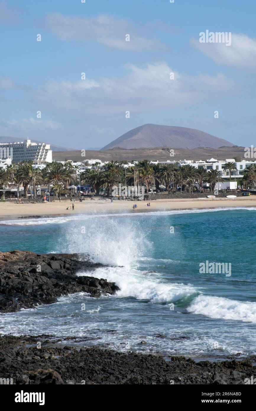 Wellen brechen von Skulpturen aus einem Steinboot in Costa Teguise, Lanzarote, Kanarische Inseln Stockfoto