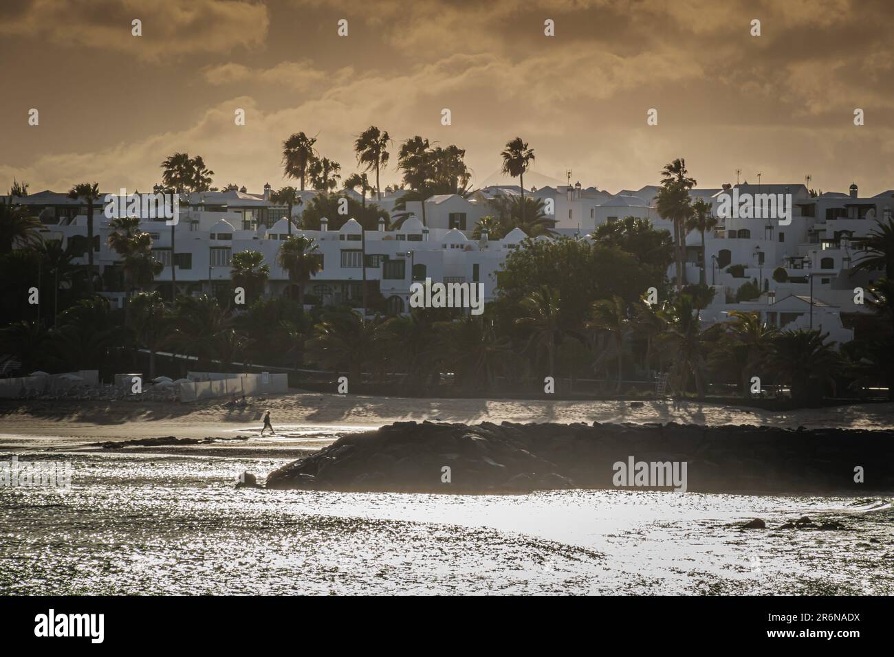 Costa Teguise am Strand während des Sonnenuntergangs, Lamzarote Stockfoto
