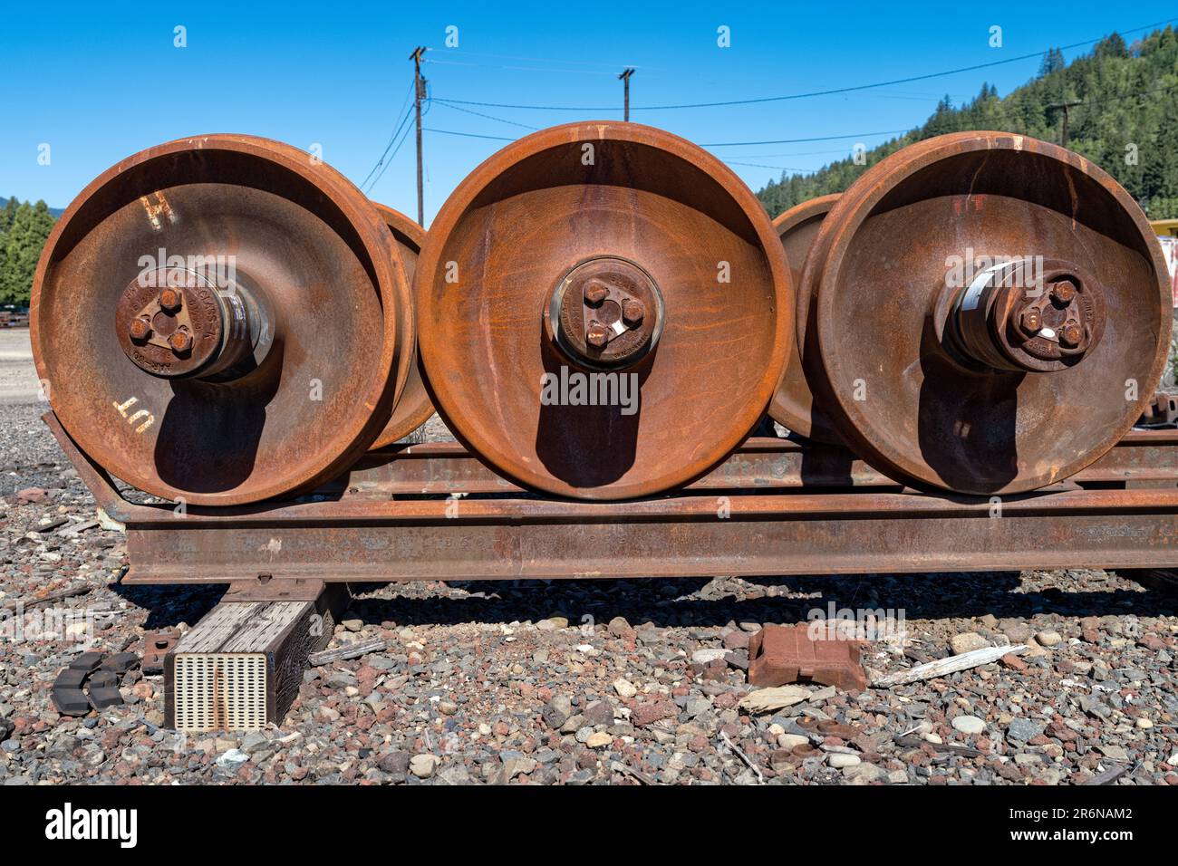 Rostige Güterwaggon-Radsätze auf der Strecke auf dem Eisenbahnhof in Oakridge, Oregon, USA Stockfoto