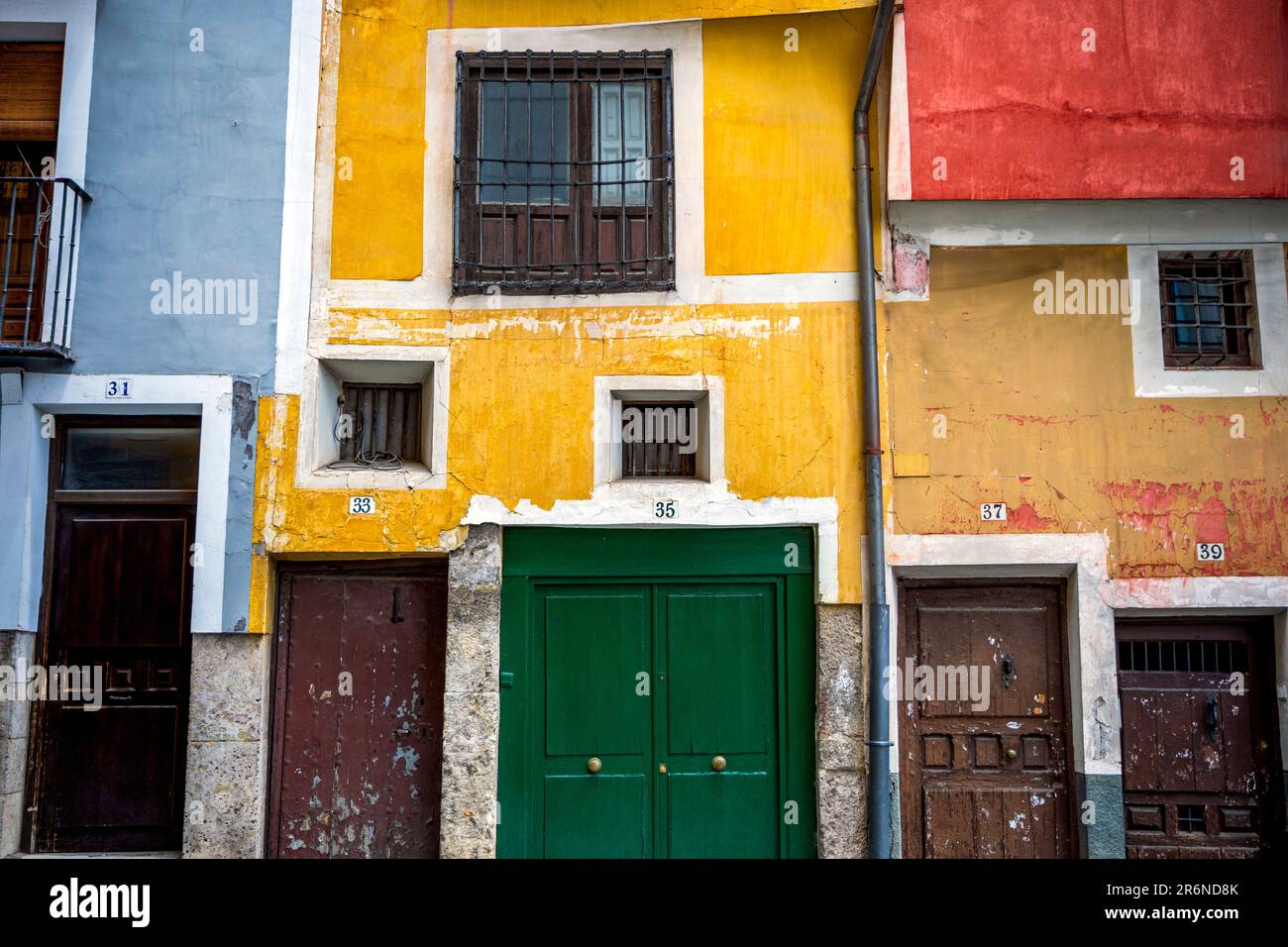 Farbenfrohe Fassaden der Weltkulturerbestätte Cuenca, Spanien, mit den ungeraden Nummern 31, 33, 35, 37 und 39 auf ihren Portalen Stockfoto