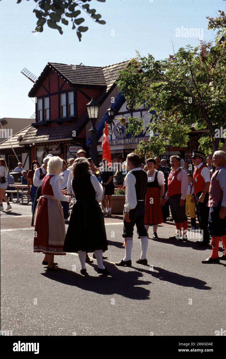 Solvang, Kalifornien. USA 9/1987. Festival Der Dänischen Tage. Im Jahr 1936 fand anlässlich des 25.-jährigen Bestehens des Dorfes das erste Festival der dänischen Tage in Solvang statt. Seitdem feiern die Danish Days Solvangs Erbe mit authentischen Speisen, Musik, Tanz, Paraden, Live-Unterhaltung, Und Familienaktivitäten. 1946 besuchte ein Reporter der Saturday Evening Post während dänischer Tage, und der Artikel vom Januar 1947 brachte Solvang auf die nationale Karte. Darin heißt es zum Teil: "Solvang . . . Ein makelloses dänisches Dorf, das wie eine Rose im bezaubernden Santa Ynez Valley Kaliforniens blüht. Altmodischer Landcharme Stockfoto