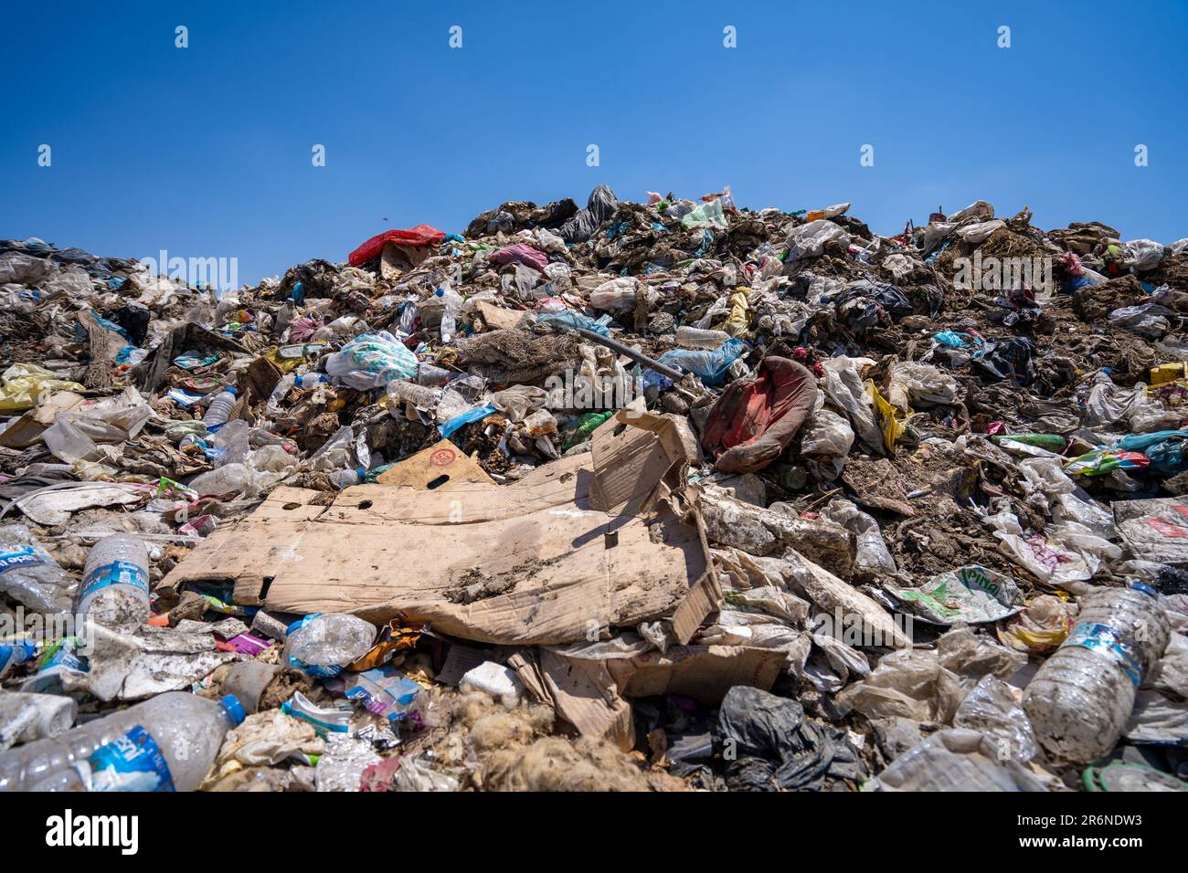 Blick auf einen Müllberg in einer Müllhalde der Stadt. Stockfoto
