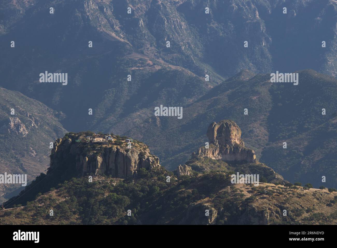 Ein malerischer Blick auf den Copper Canyon in Mexiko mit zerklüfteten Bergen an einem sonnigen Tag Stockfoto