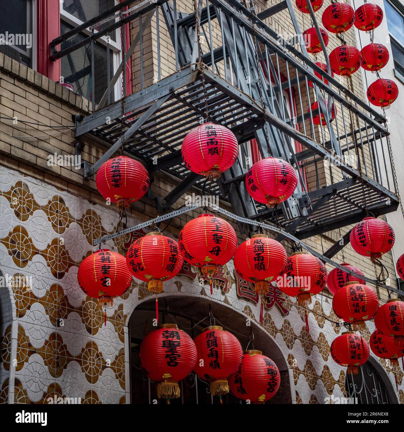 Chinatown in San Francisco, Kalifornien. Rote Laternen vor dem Ma-Tsu Tempel in der Beckett Street. Stockfoto
