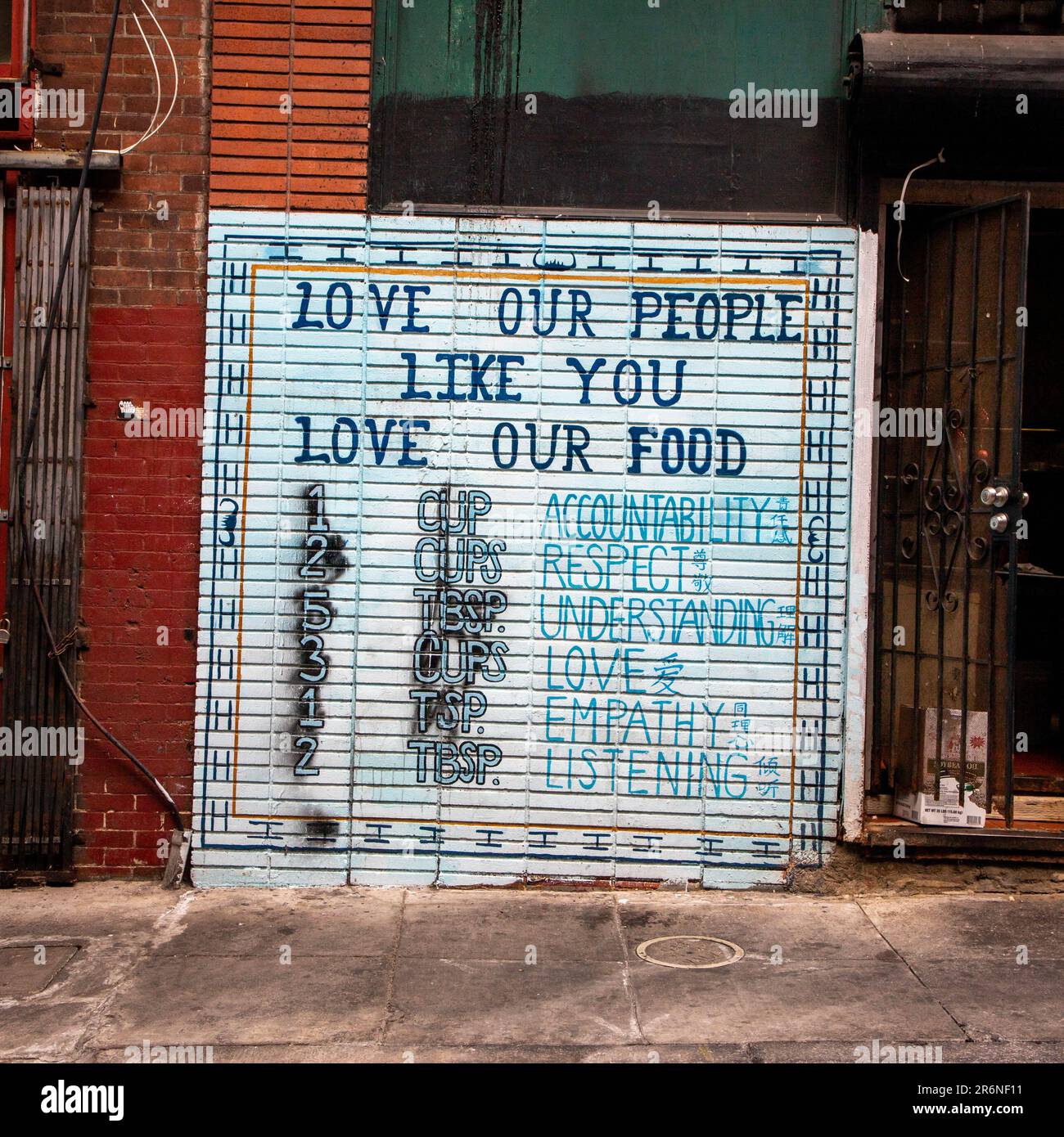 Chinatown in San Francisco, Kalifornien Ein Wandbild über Wentworth, das uns daran erinnert, dass die Menschen, die unser Essen kochen, unsere Liebe verdienen. Stockfoto