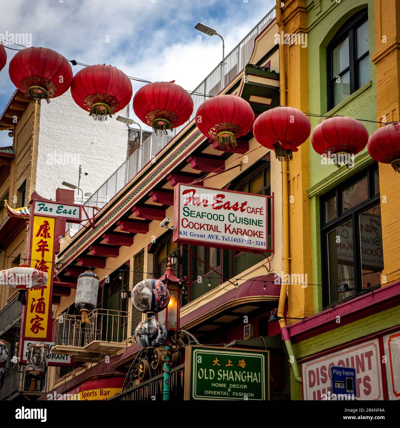 Chinatown in San Francisco, Kalifornien Rote Laternen über der Grant Ave. Stockfoto