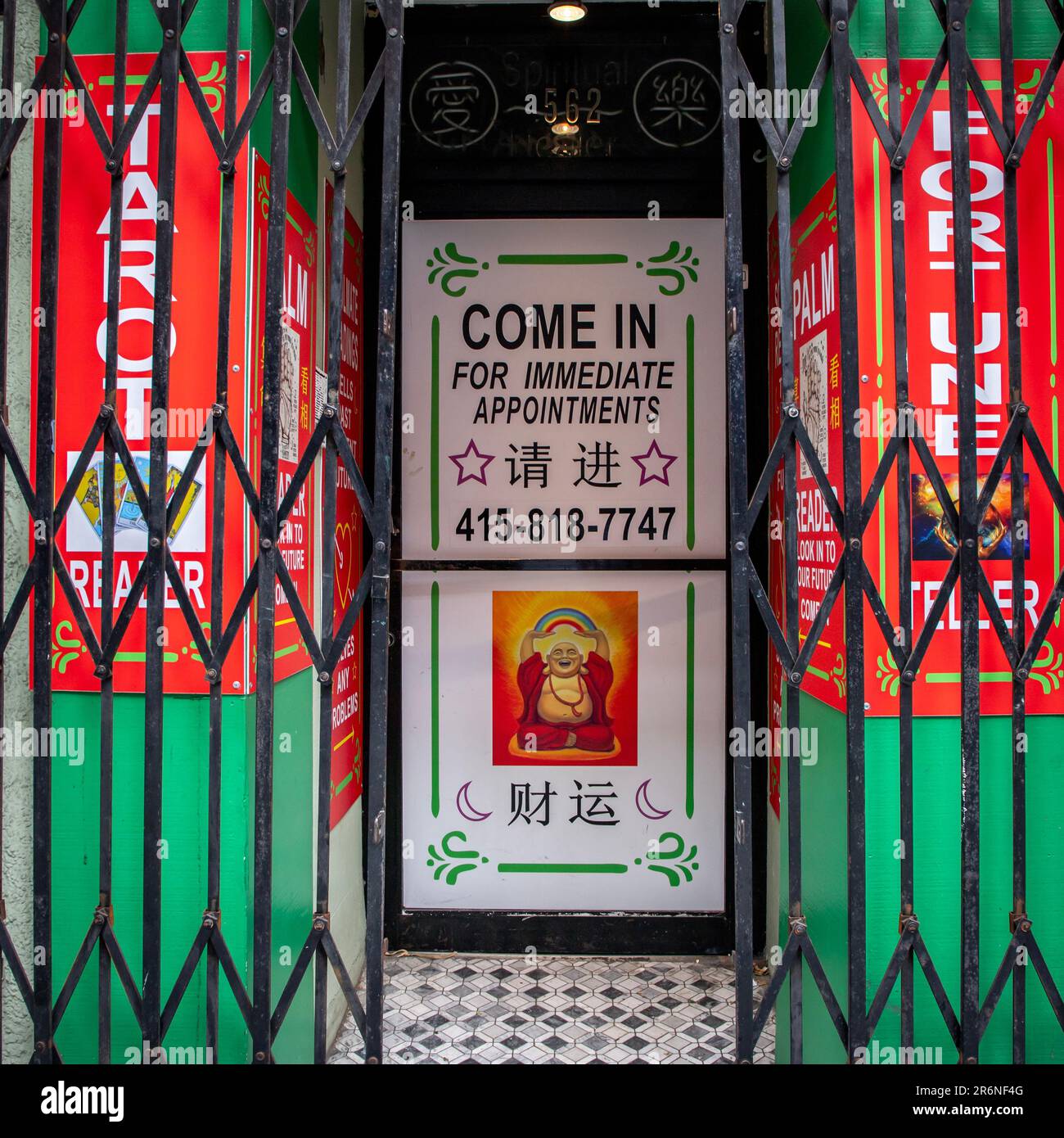 Chinatown in San Francisco, Kalifornien Die Tür eines Wahrsagers auf der Grant Ave. Stockfoto