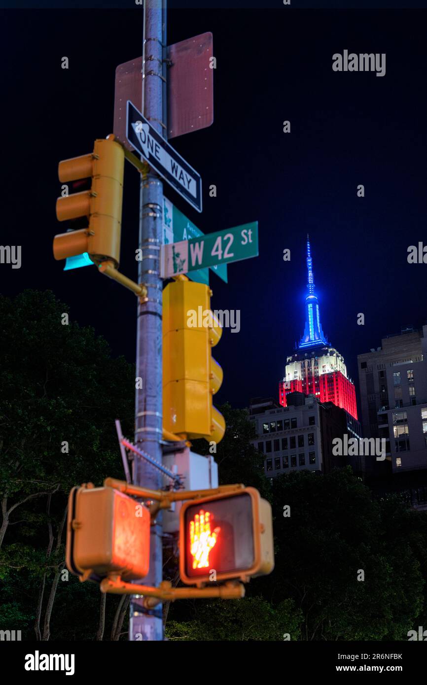 Das Empire State Building und die Ampeln in New York von der 42. Street und der 6. Avenue Stockfoto