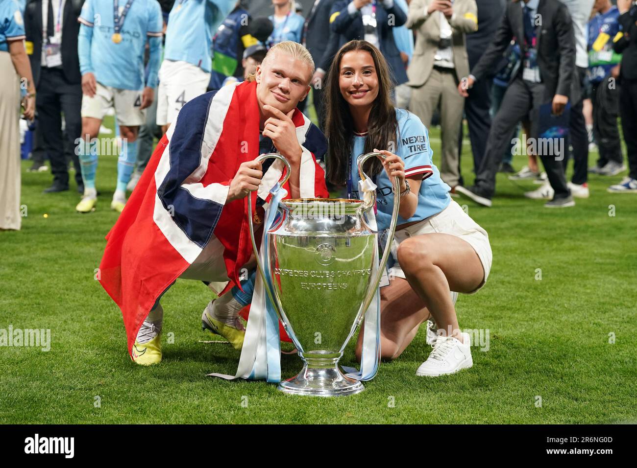 Erling Haaland von Manchester City und seine Freundin Isabel Johansen mit der Trophäe der UEFA Champions League nach dem Sieg über Inter Mailand im Finale der UEFA Champions League im Atatürk-Olympiastadion in Istanbul. Foto: Samstag, 10. Juni 2023. Stockfoto