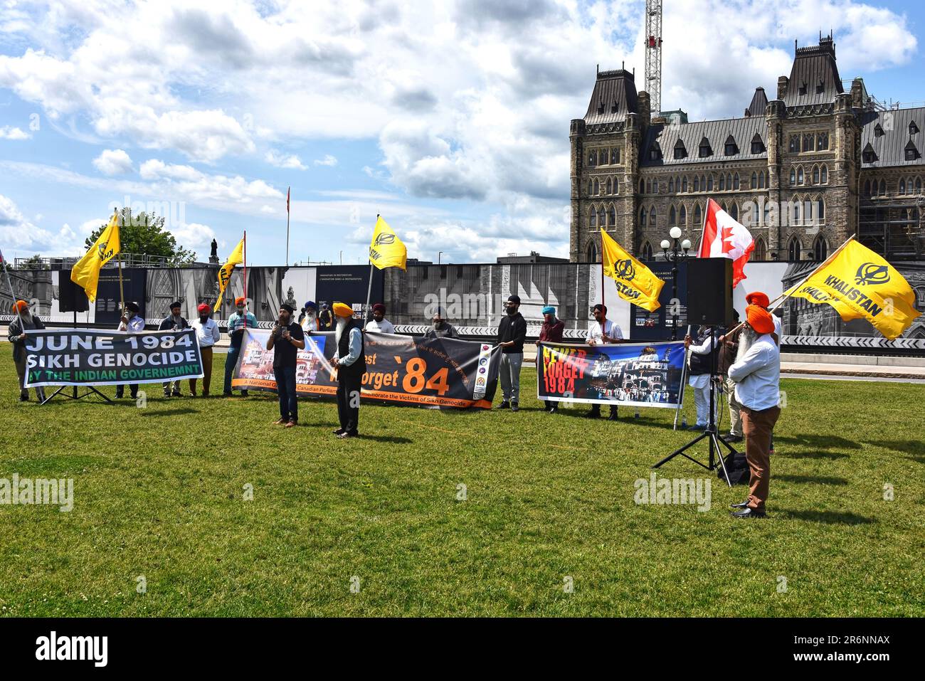 Ottawa, Kanada - 10. Juni 2023: Mitglieder der Khalistan-Bewegung, einer Separatistenbewegung, die ein Heimatland für Sikhs errichten will ein neuer souveräner Staat namens Khalistan veranstaltet eine Protestveranstaltung und versammelt sich auf dem Parliament Hill. Stockfoto