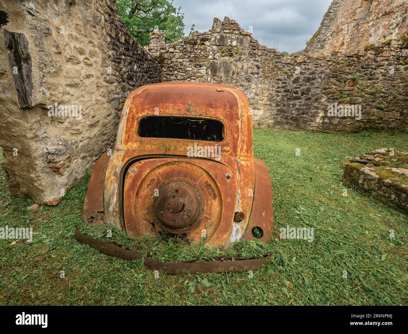 Alte rostige Autos, die in Oradour-sur-Gllane, Frankreich, zurückgelassen wurden. Stockfoto