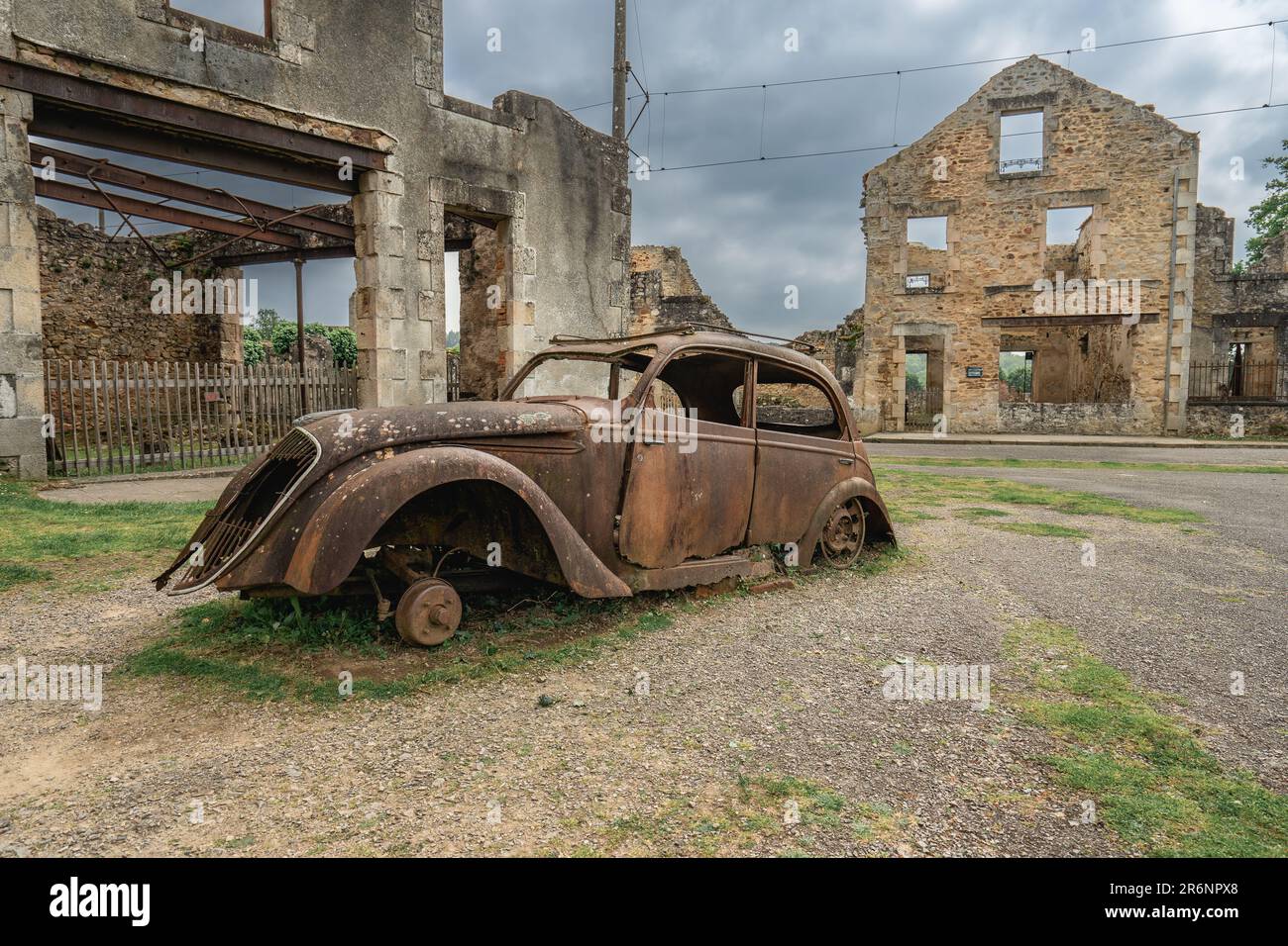 Alte rostige Autos, die in Oradour-sur-Gllane, Frankreich, zurückgelassen wurden. Stockfoto