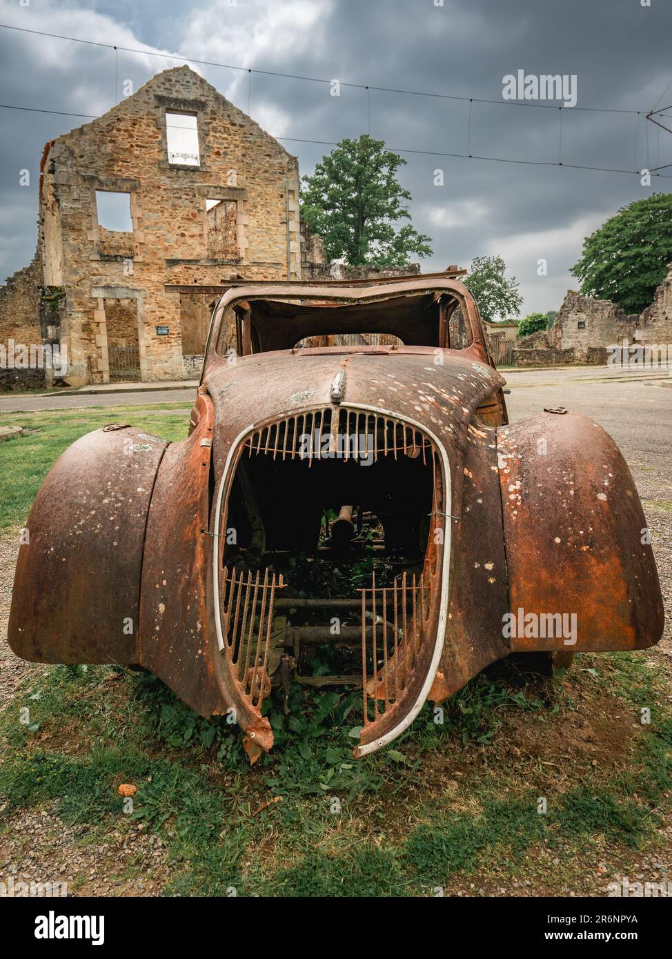 Alte rostige Autos, die in Oradour-sur-Gllane, Frankreich, zurückgelassen wurden. Stockfoto