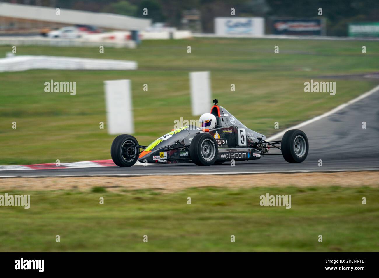 Winton, Australien. 10. Juni 2023. Lachie Mineef (Nr. 5) fährt mit seinem Formel-Ford durch die Kurve 6 auf dem Winton Motor Raceway. Kredit: James Forrester / Alamy Live News Stockfoto