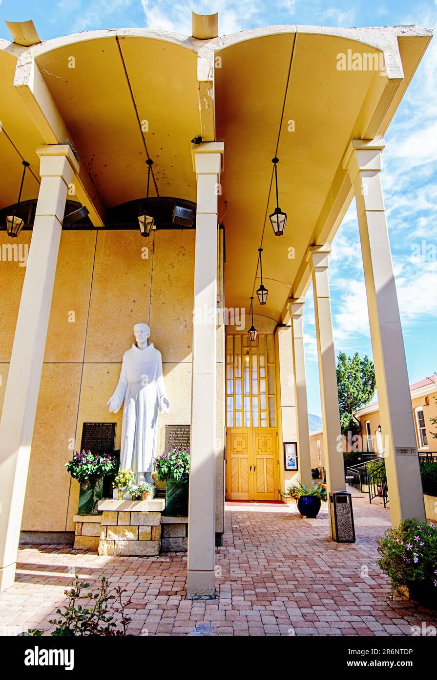 Äußere Vorhalle und die Statue des Hl. Franziskus in der Basilika des Hl. Franziskus von Assisi in Santa Fe, New Mexico Stockfoto