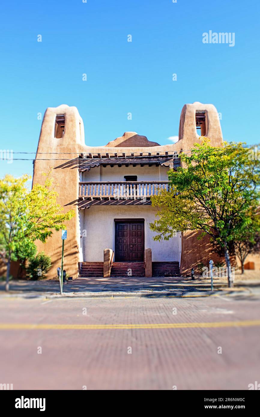 Außenansicht des New Mexico Museum of Art in Santa Fe, New Mexico, USA mit Blue Sky. Stockfoto