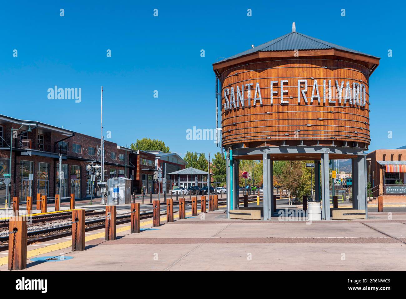Horizontales Bild des Wasserturms im historischen Santa Fe Railyard District. Stockfoto