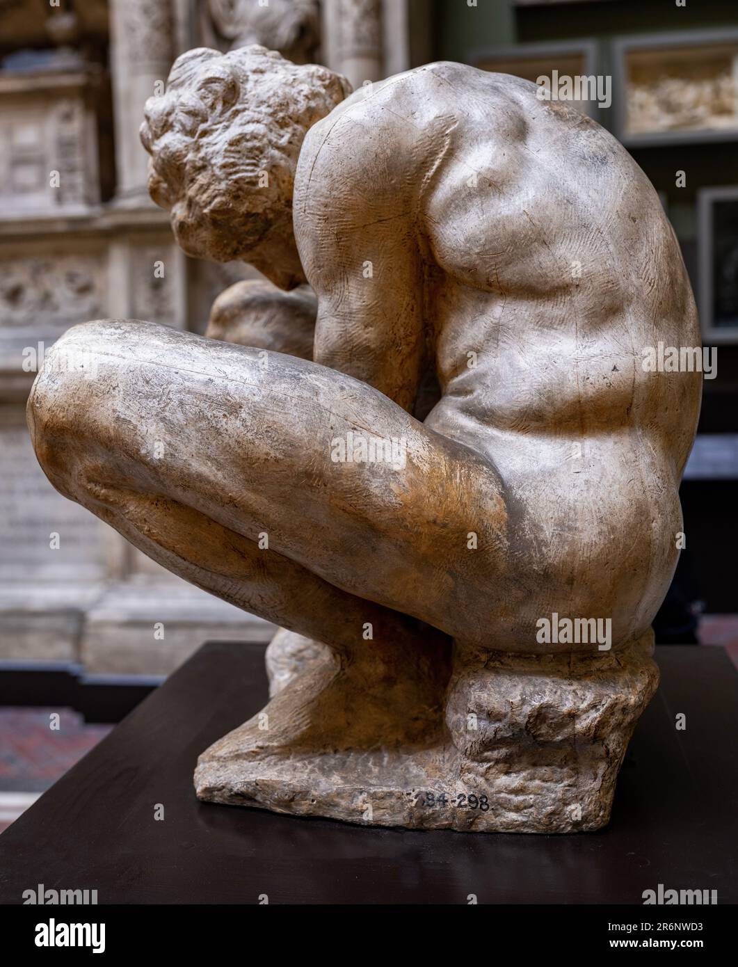 Crouching Boy, Gipsverband (hergestellt von Elkington & Co) einer Skulptur von Michelangelo aus dem Jahr 1524 in der Cast Gallery of the Victoria and Albert Museum, London Stockfoto