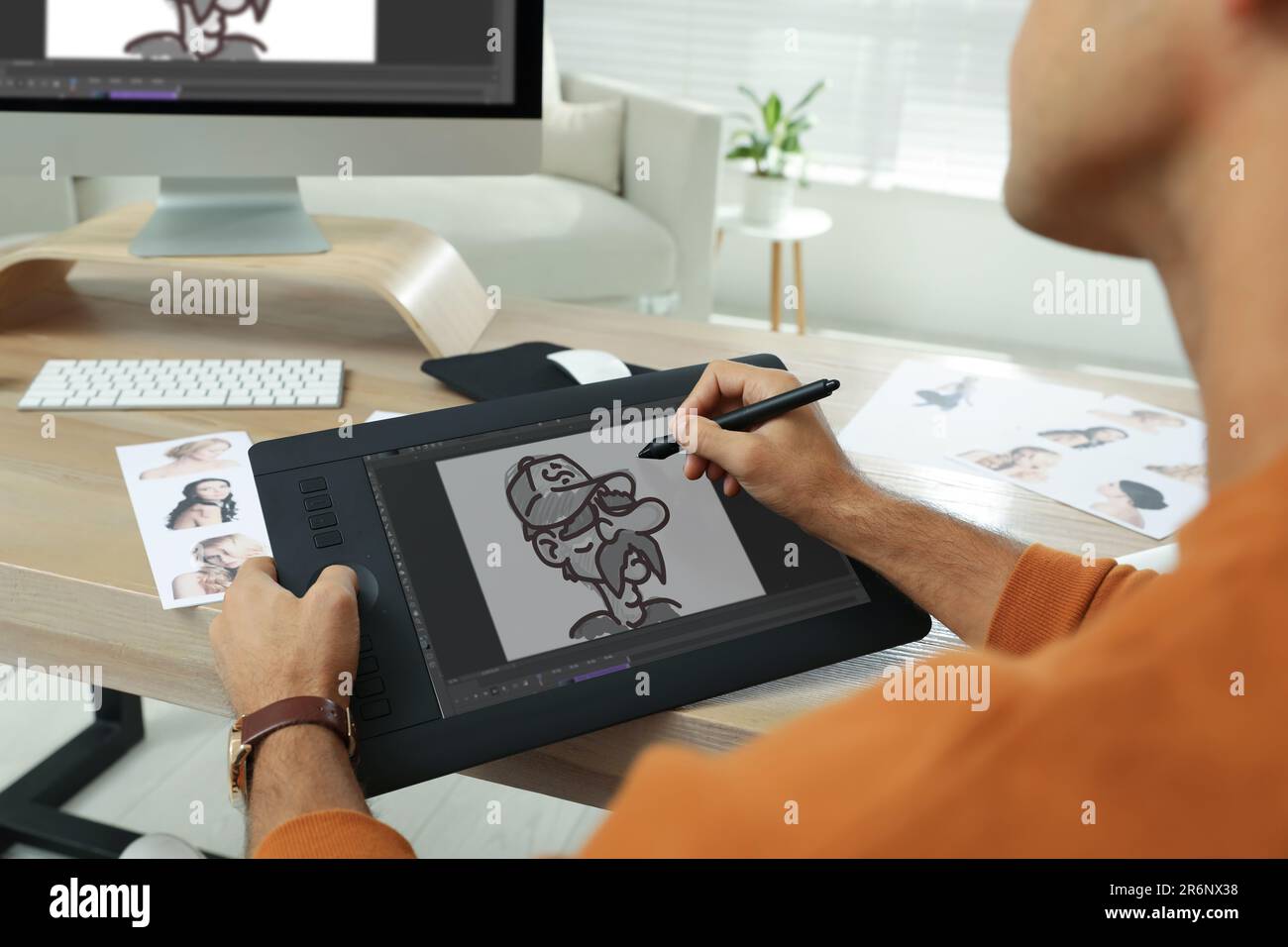 Animator mit Grafiktablett und Computer, Nahaufnahme. Abbildung auf dem Bildschirm Stockfoto