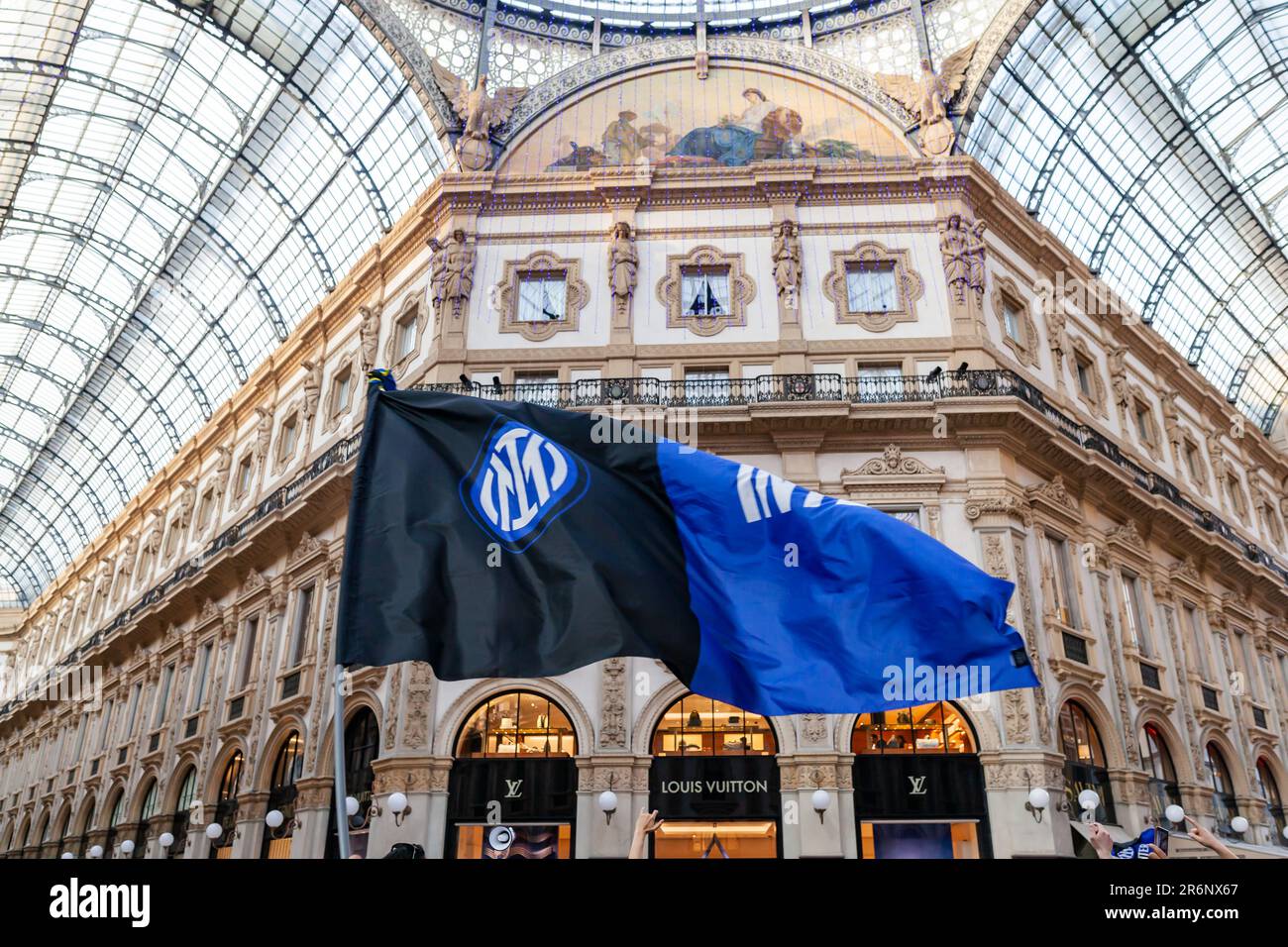 Mailand, Italien - 10. Juni 2023: Fans zur Unterstützung von F.C. Internationaler Gesang und Tanz im Zentrum der Galleria Vittorio Emanuele und des Doms Stockfoto