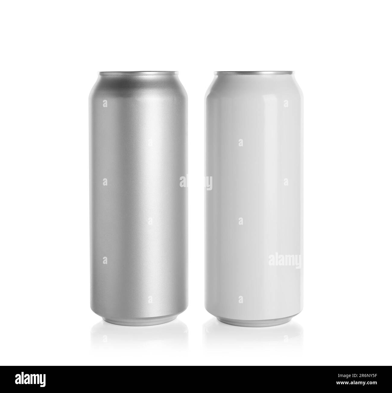 Aluminiumdosen mit Getränken auf weißem Hintergrund Stockfoto