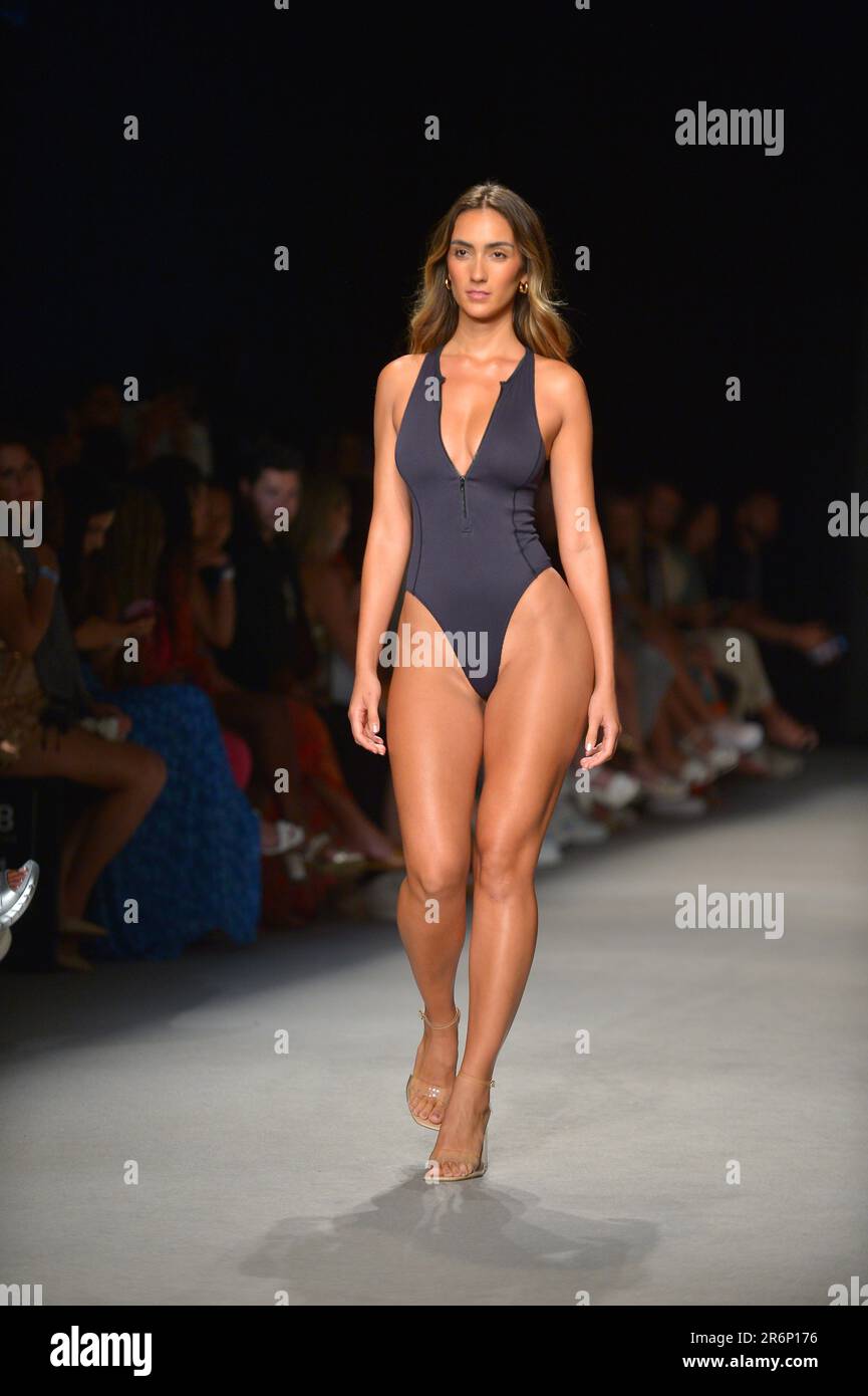 Miami Beach, USA. 09. Juni 2023. MIAMI BEACH, FLORIDA - 09. JUNI: Ein Model geht auf dem Laufsteg für die Neena Swim Fashion Show, präsentiert von Oh Polly während der Paraiso Miami Swim Week im Paraiso Zelt am 09. Juni 2023 in Miami Beach, Florida. (Foto: JL/Sipa USA) Guthaben: SIPA USA/Alamy Live News Stockfoto