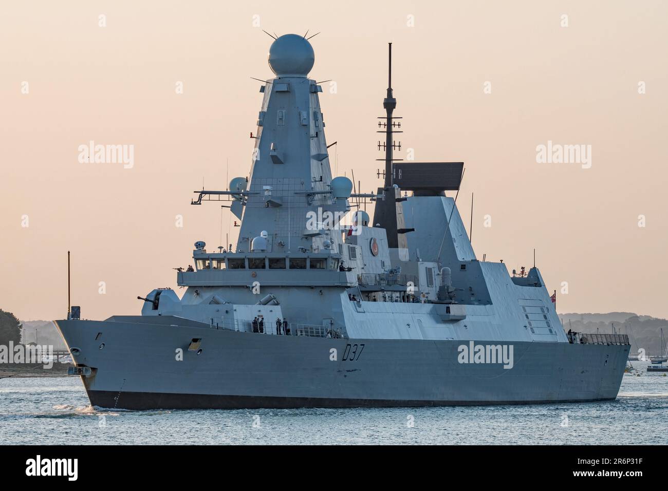 HMS Duncan (D37) Abfahrt Portsmouth Harbour, Großbritannien bei Sonnenuntergang am 7. Juni 2023. Stockfoto
