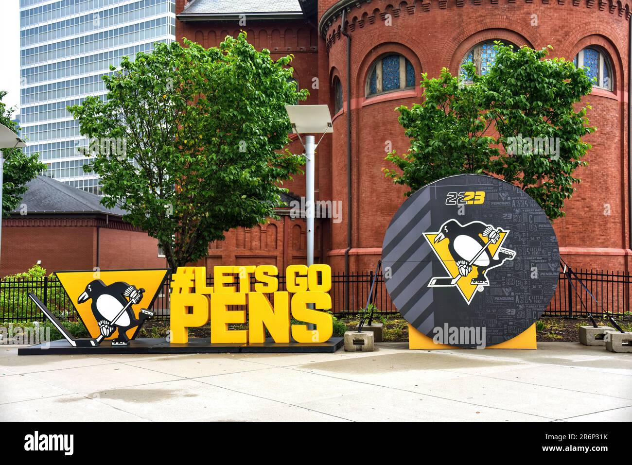 Pittsburgh, Pennsylvania, USA - 20. Mai 2023: Sonderausstellung für das NHL-Team Pittsburgh Penguins vor der Paints Arena in Pittsburgh. Stockfoto