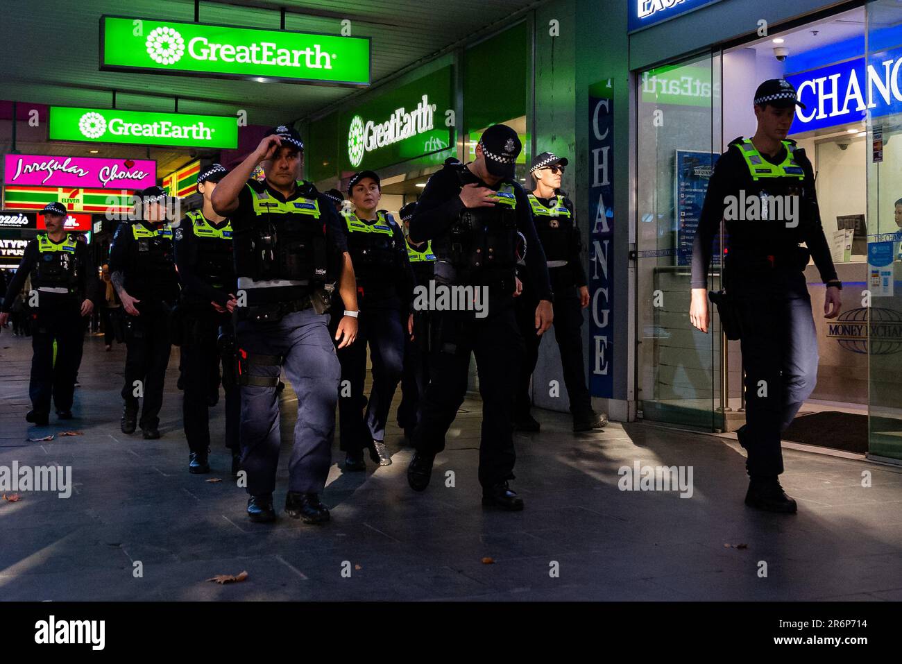 MELBOURNE, AUSTRALIEN - MAI 26: Eine große Gruppe von Polizeibeamten wird am 26. Mai 2020 in Melbourne, Australien, auf der Swanston Street gesehen. Im Rahmen der COVID-19-Notfallreaktion in Victoria kündigte Premier Daniel Andrews Ende März an, dass die Zahl der Polizisten, die auf den Straßen unterwegs sind, erheblich zunehmen wird, zusammen mit einer Task Force der 500 Coronavirus-Polizei, die die Befugnisse des Ausnahmestaats durchsetzen soll. Da Neuinfektionen in Victoria und ganz Australien einstellig sind, werden die Beschränkungen im ganzen Bundesstaat allmählich gelockert. Trotz der Lockerung der Beschränkungen, Polizei, wisconsin Stockfoto