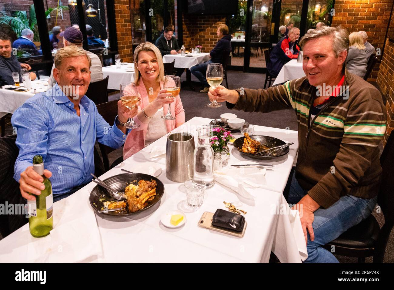 MELBOURNE, AUSTRALIEN - Juni 01: Rachael (Zentrum) feiert ihren Geburtstag mit Danny (links) und James (rechts) bei einem Getränk und Mittagessen im Emerald Hotel in South Melbourne. Bars, Cafés und Restaurants können heute für bis zu 20 Gäste am 01. Juni 2020 in Melbourne, Australien, wieder geöffnet werden. Victoria ist für Geschäfte geöffnet, da Cafés, Bars und Restaurants ab heute ihre Türen für maximal 20 Gäste öffnen. Der viktorianische Premier Daniel Andrews kündigte am 16. Mai an, dass alle Cafés, Restaurants und Bars für bis zu 20 Gäste pro geschlossenem Raum wieder geöffnet werden können Stockfoto